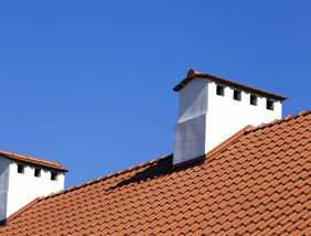 画烟囱的屋顶颜色使瓷砖特写镜头的屋顶的建筑屋顶烟囱