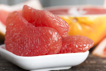 减少和去皮红色的成熟的葡萄柚特写镜头水果分类成熟的葡萄柚