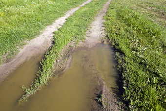 双轨农业场<strong>淹没</strong>了后降雨从汽车水坑阻碍旅行<strong>淹没</strong>了农村路