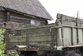 预告片卡车使木板被遗弃的卡车的苏联时代特写镜头和建设细节预告片卡车