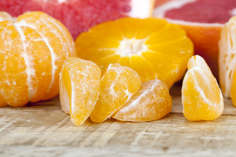 去皮整个皮和切片柑橘类橘子橙子和葡萄柚说谎在一起和其他人去皮整个皮和切片柑橘类