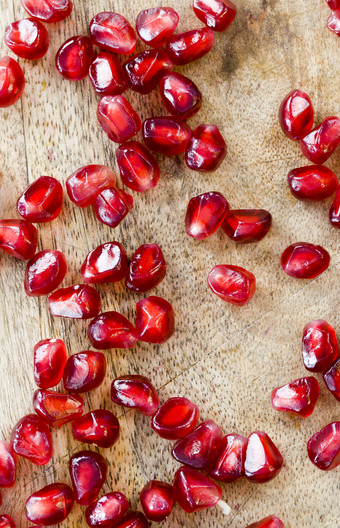 分散红色的成熟的石榴种子水滴木切割董事会后剥水果分散红色的成熟的石榴种子