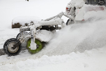 清算的雪的路的冬天季节的照片模糊在的快运动的snow-removing设备清洁的行人路冬天路