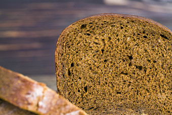新鲜烤<strong>黑</strong>色的<strong>黑</strong>麦面包香温暖的面包是减少成块<strong>首页</strong>工业生产新鲜烤<strong>黑</strong>色的<strong>黑</strong>麦面包