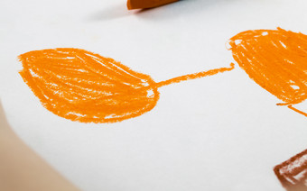 画画小男孩与橙色铅笔大图片孩子画白色纸画画小男孩