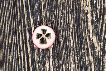酱汁野生片切片小红莓黑色的木地板上特写镜头有用的浆果松分支机构酱汁野生片小红莓