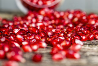 红色的成熟的石榴种子分散在烹饪健康的抗氧化剂水果真正的自然食物红色的成熟的石榴种子