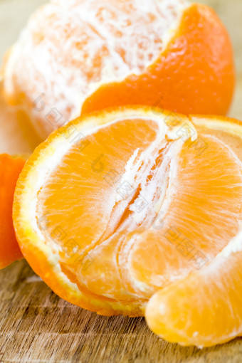 去皮从的苦皮美味的甜蜜的多汁的橘子橙色颜色特写镜头美味的甜蜜的多汁的橘子