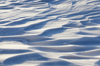 雪形成雪地里的冬天季节小多普的表面照亮的太阳的模式光和影子不同雪地里场冬天
