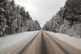 雪的路<strong>痕</strong>迹汽车是印<strong>刷</strong>的表面<strong>痕</strong>迹的雪