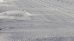 不均匀表面雪飘后降雪特写镜头照片深雪地里