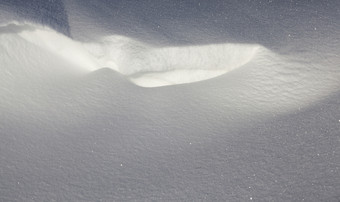 <strong>深化</strong>雪和雪地里特写镜头照片与浅深度场表面雪