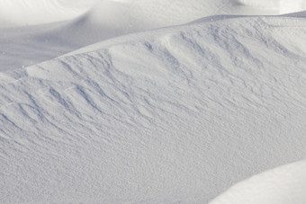 雪花形成雪地里的冬天季节场后的最后的降雪可见晶体冰和冻雪特写镜头拍摄雪飘冬天