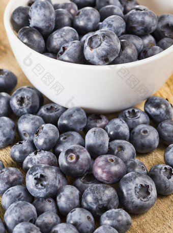 蓝莓浆果表格轮白色碗夏季照片成熟的和美味的浆果分散木表格和板特写镜头蓝莓浆果表格
