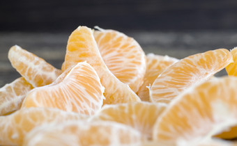 片橘子没有皮说谎的表格在甜点特写镜头橙色柑橘类甜蜜的橘子和不酸片橘子没有皮