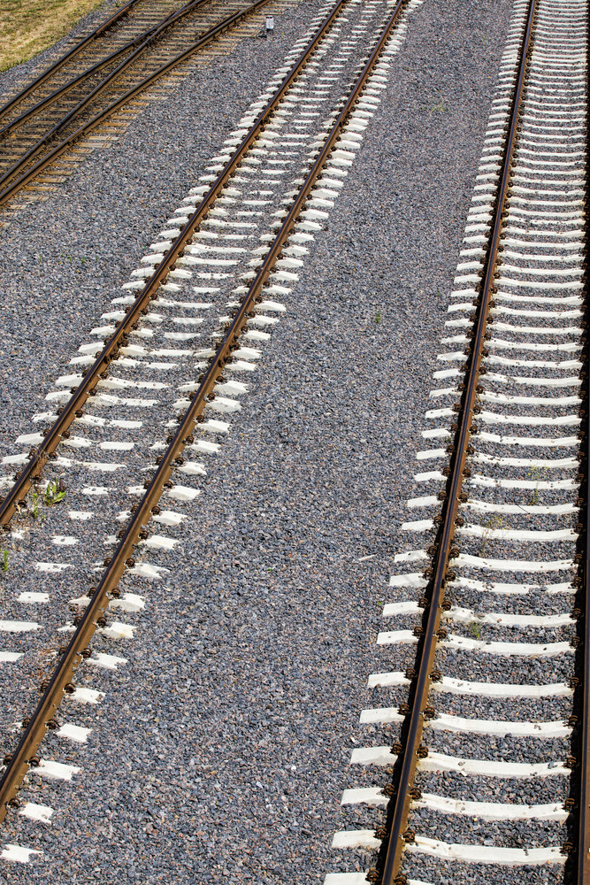 金属Rails特写镜头长Rails和交叉关系为他们的紧固金属Rails