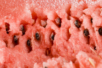 切片红色的多汁的西瓜与黑色的种子特写镜头非常美味的浆果成熟晚些时候夏天早期秋天切片红色的多汁的西瓜