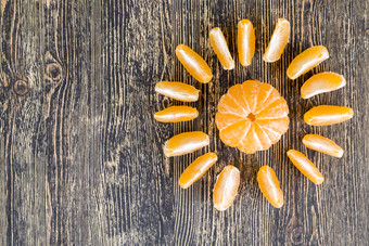 去皮甜蜜的和多汁的橘子的成熟季节水果小型橘子划分成片哪一个的太阳花折叠普通话太阳