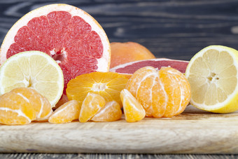 划分成小块和片不同的<strong>类</strong>型柑橘<strong>类</strong>水果包括橙色橘子和酸粉红色的葡萄柚不同的<strong>类</strong>型柑橘<strong>类</strong>