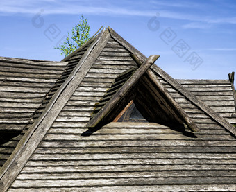 的老<strong>木屋</strong>顶使大数量小木盘子保护的建筑从雨和其他降雨的老<strong>木屋</strong>顶