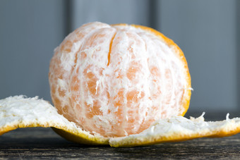 片橘子没有皮说谎的表格在甜点特写镜头橙色柑橘类甜蜜的橘子和不酸片橘子没有皮