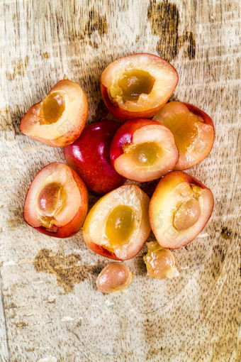 切片黄色的樱桃白色木表格准备樱桃为使用烹饪切片黄色的樱桃