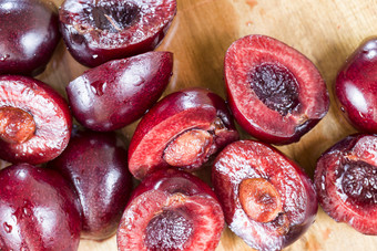 切片红色的甜蜜的樱桃白色木表格准备樱桃为使用烹饪切片红色的甜蜜的樱桃