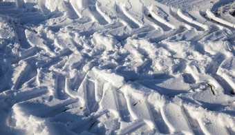 车轮胎胎面小道左白色雪照片特写镜头使角小深度场痕迹的车的雪
