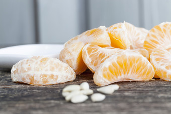 片橘子没有皮说谎的表格在餐特写镜头橙色柑橘类下一个是白色骨头从的吃橘子片橘子