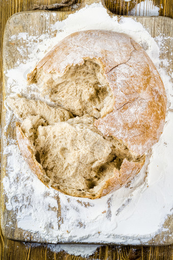 新鲜的不均匀结构的纸浆破碎的手几块面包面包从面粉谷物食物项目结构面包面包