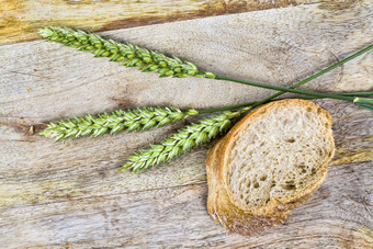 长面包小麦面包减少成甚至块和块而烹饪的厨房区域下一个的面包面包是绿色黑麦小穗的切割董事会长面包小麦面包