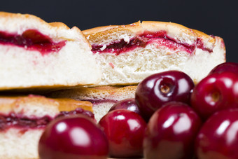 传统的樱桃蛋糕使从小麦面粉和浆果红色的樱桃小时减少成块传统的樱桃蛋糕