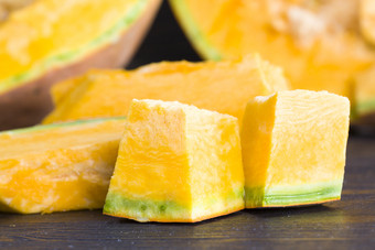 切片和容易消化的橙色南瓜的厨房表格特写镜头蔬菜准备为食物服务切片和容易消化的橙色南瓜