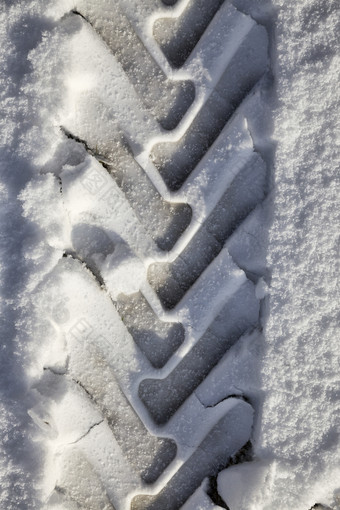 细节白雪覆盖的路的冬天痕迹汽车和跟踪从运输特写镜头的巷道细节白雪覆盖的路