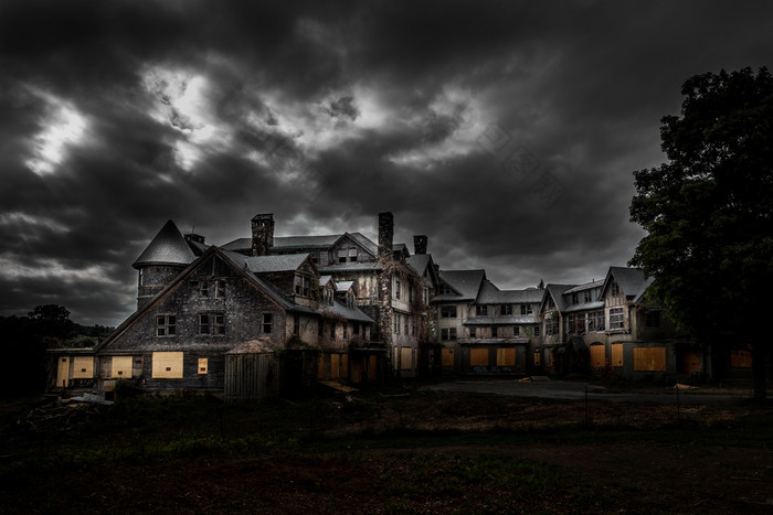 被遗弃的房子晚上被遗弃的老房子晚上与云和阴影