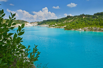蓝色的湖度假天堂度假胜地自然夏天蓝色的湖