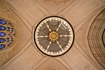 教堂天花板与灯中心交叉教堂天花板与灯中心