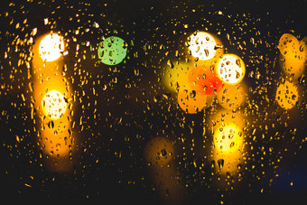 雨滴窗口和平晚上晚上首页当下雨外水滴玻璃表面湿玻璃水飞溅城市灯散景在的雨雨滴窗口和平晚上首页