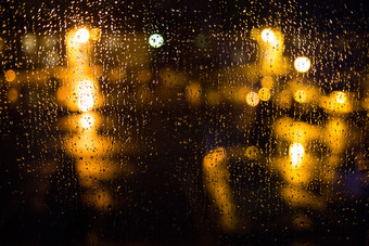 雨滴窗口和平晚上晚上首页当下雨外水滴玻璃表面湿玻璃水飞溅城市灯散景在的雨雨滴窗口和平晚上首页