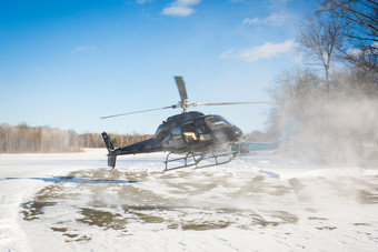 只有黑色的直升机蓝色的天空与雪冬天只有黑色的直升机蓝色的天空与雪