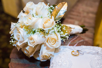 婚礼花束玫瑰与两个环枕头婚礼花束玫瑰与两个环