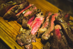 切片烧烤牛肉牛排与红色的肉董事会切片烧烤牛肉牛排与红色的肉