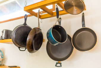 平底锅和其他厨房用具挂的墙平底锅和其他厨房用具挂