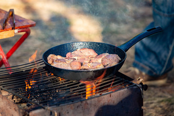 烹饪美味的肉烧烤开放火关闭春天烹饪美味的肉烧烤开放火关闭