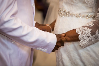 黑色的夫妇持有手在婚姻仪式黑色的夫妇持有手在婚姻