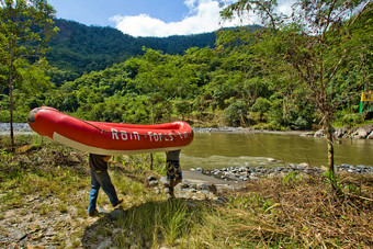 热带雨林漂流船极端的体育活动在户外热带雨林漂流船极端的体育活动
