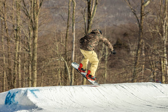 滑雪有有趣的跳滑雪度假胜地的空气从的回来滑雪有有趣的跳滑雪度假胜地的空气