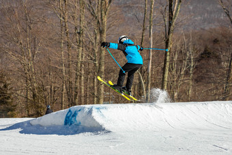 滑雪跳和<strong>有有</strong>趣的resork冬天形式的回来的空气滑雪跳和<strong>有有</strong>趣的resork冬天形式的回来