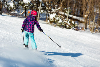滑雪女孩执行激流回旋骑和<strong>有有</strong>趣的resork冬天从的回来孤立的滑雪女孩执行激流回旋骑和<strong>有有</strong>趣的resork冬天从的回来