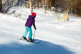 滑雪女孩执行<strong>激流</strong>回旋骑和有有趣的resork冬天从的回来孤立的滑雪女孩执行<strong>激流</strong>回旋骑和有有趣的resork冬天从的回来